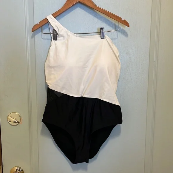 ONE Shoulder Swimsuit - Picture 1 of 5